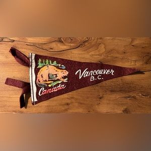 𝅺VINTAGE Vancouver BC Canada felt pennant 🦫 🍁 🇨🇦